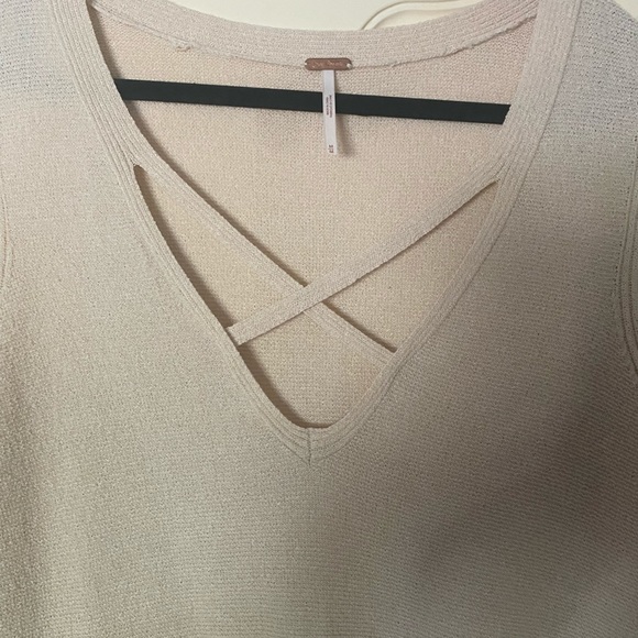 Free People sweater it’s longer in the back then the front Only had it on once - Picture 4 of 5